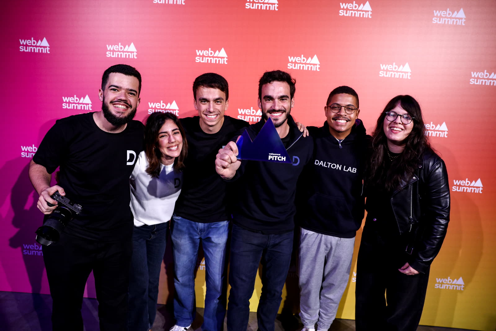 O time do Dalton Lab com o prêmio do Pitch do Web Summit Rio 2026